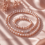 Collana di perle rosa: significato, stili e come indossarle